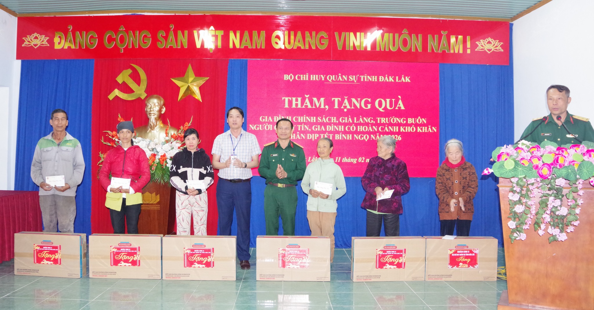 Bộ Chỉ huy Quân sự tỉnh Đắk Lắk thăm, chúc Tết cấp ủy, chính quyền và tặng quà hộ nghèo, cận nghèo tại xã Krông Nô