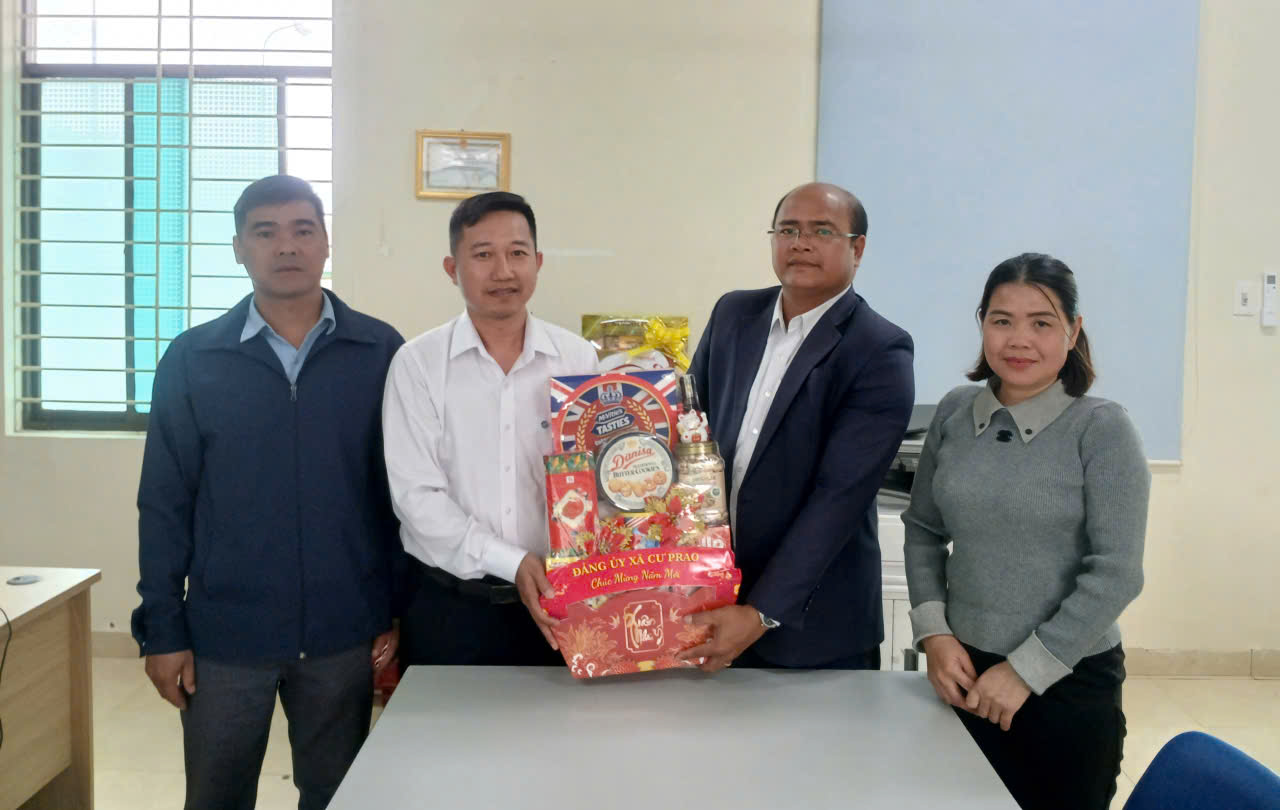 Lãnh đạo xã Krông Nô thăm, tặng quà Tết Nguyên đán Bính Ngọ 2026 tại Nhà máy Thủy điện Krông H’Năng