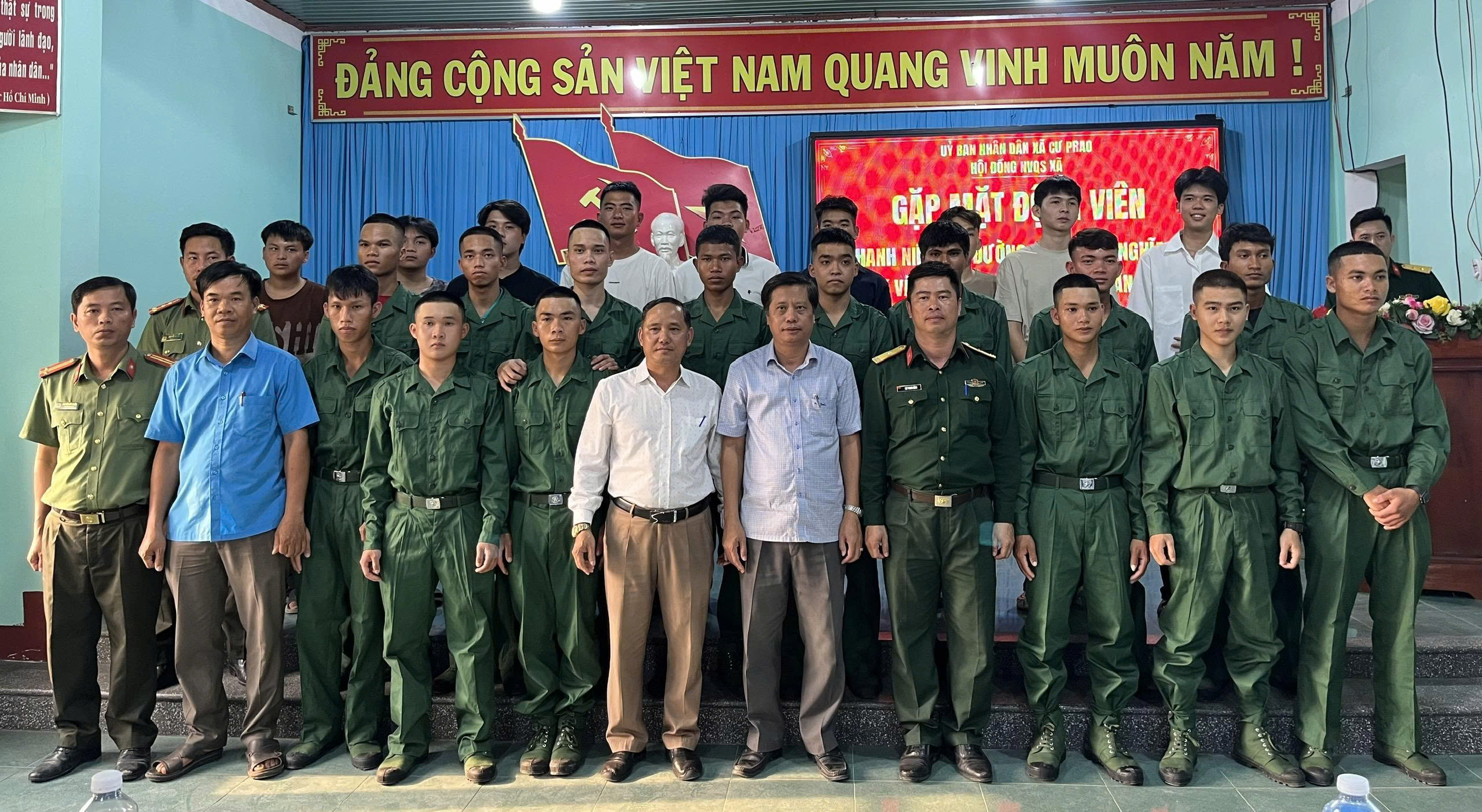 Xã Krông Nô tổ chức gặp mặt, động viên thanh niên lên đường nhập ngũ năm 2026