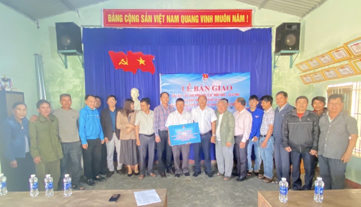 Đoàn Thanh niên xã Krông Nô bàn giao Công trình thanh niên “Thắp sáng đường Quốc lộ 26” – Dấu ấn tuổi trẻ trong xây dựng nông thôn mới