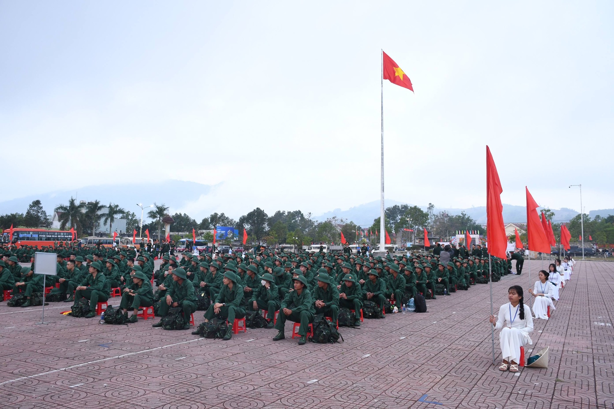 Xã Krông Nô tiễn 28 thanh niên ưu tú lên đường nhập ngũ năm 2026