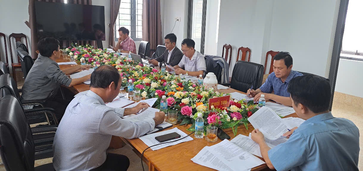Ban Kinh tế - Ngân sách HĐND xã thẩm tra các báo cáo, tờ trình, dự thảo nghị quyết trình kỳ họp chuyên đề lần thứ Bảy
