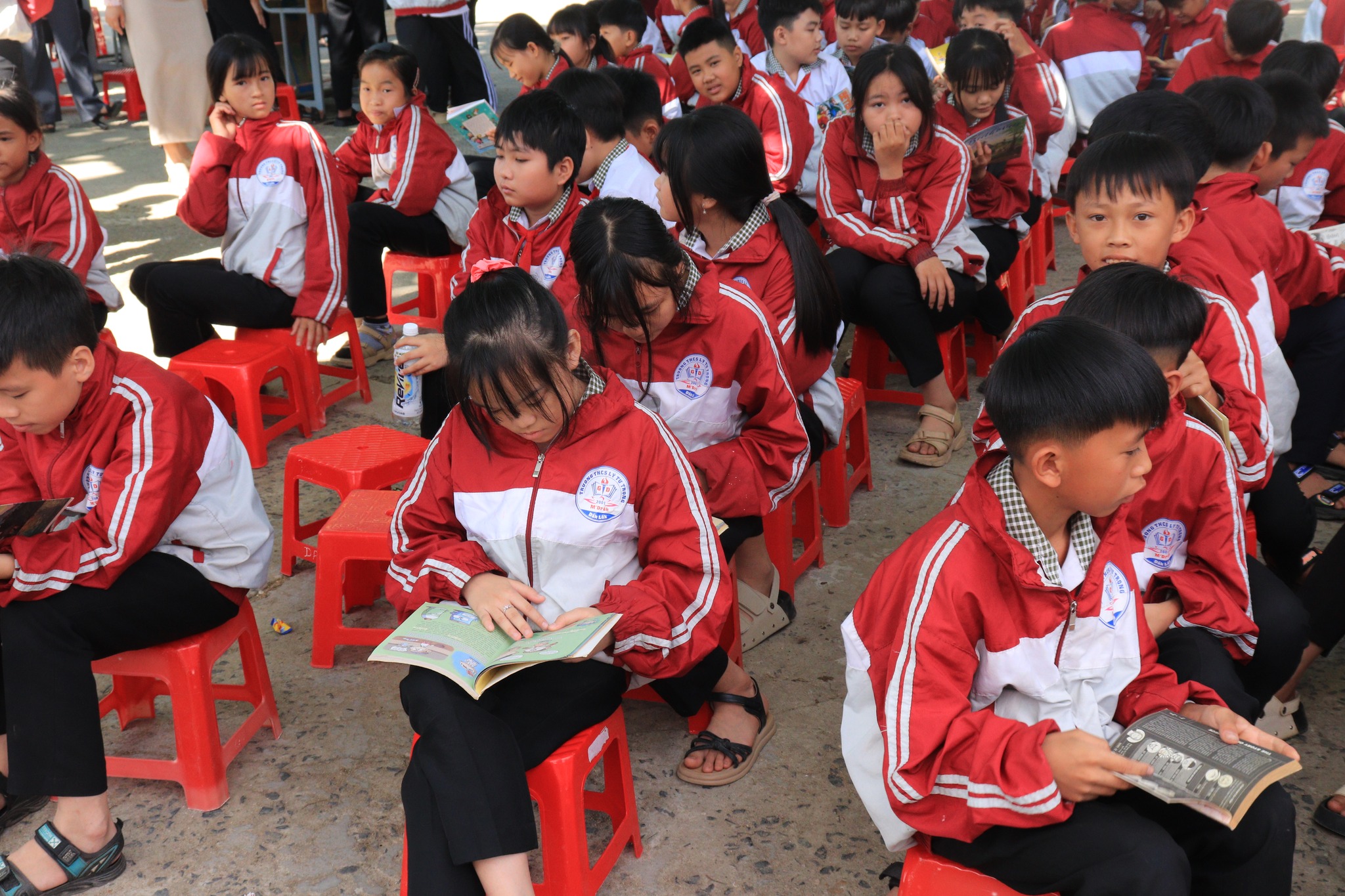 “Chuyến xe thư viện lưu động” lan tỏa văn hóa đọc tại Trường THCS Lý Tự Trọng