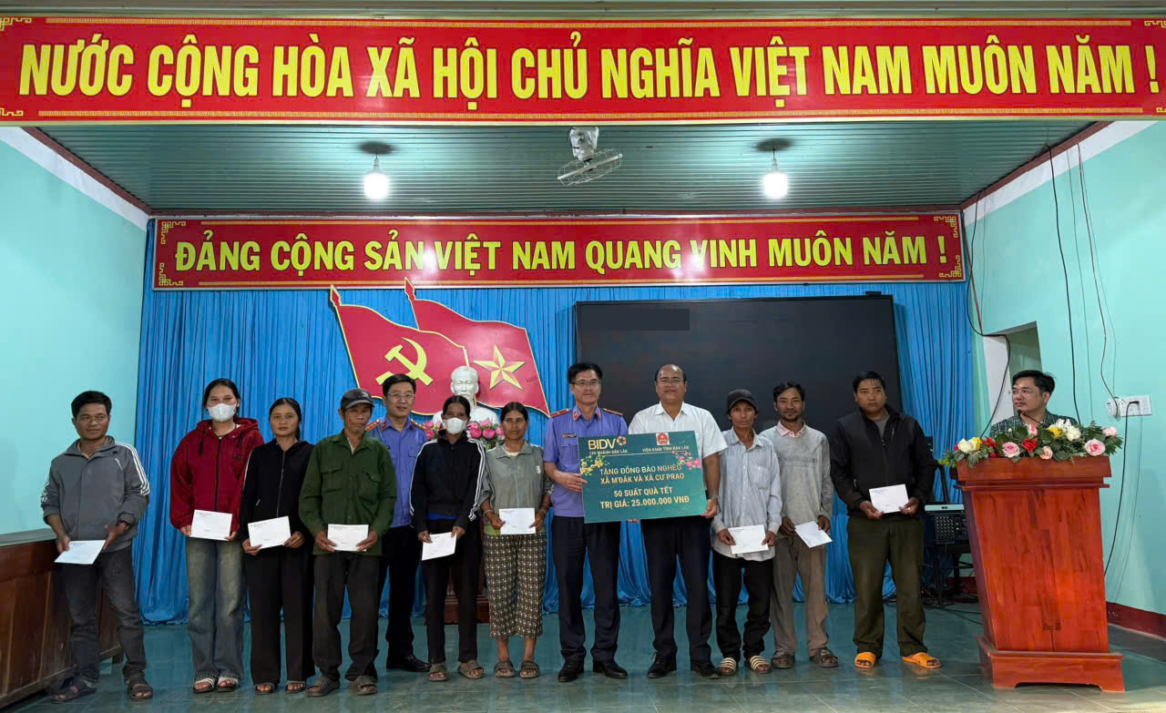 Viện Kiểm sát nhân dân tỉnh Đắk Lắk trao quà Tết Xuân Bính Ngọ 2026 cho các hộ gia đình có hoàn cảnh khó khăn trên địa bàn xã Krông Nô
