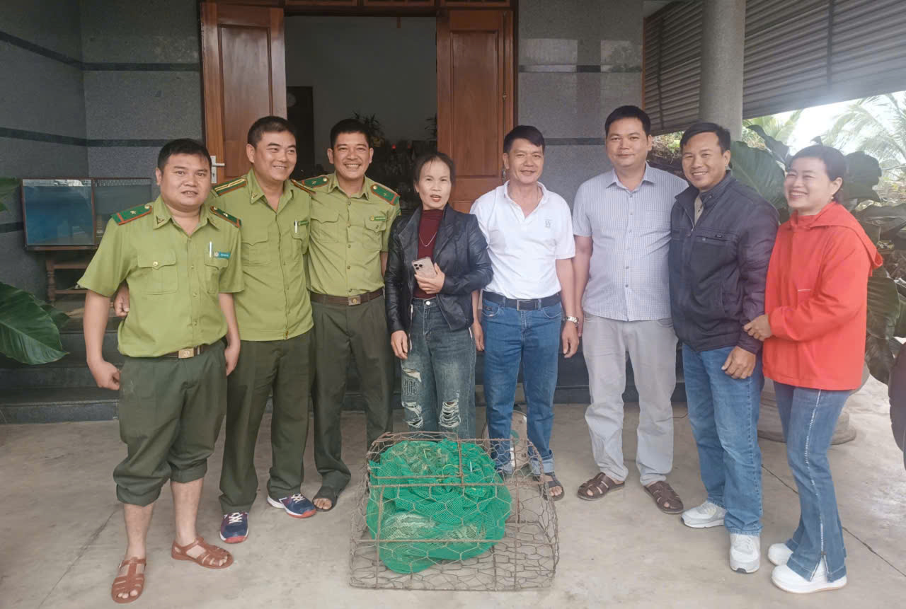 UBND xã Krông Nô phối hợp tiếp nhận và thả Trăn Miến Điện về môi trường tự nhiên