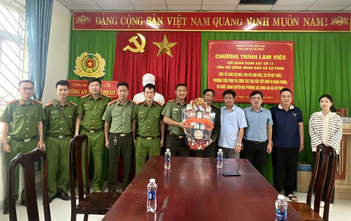 Lãnh đạo xã Krông Nô thăm, tặng quà Tết Xuân Bính Ngọ năm 2026 tại Công an xã