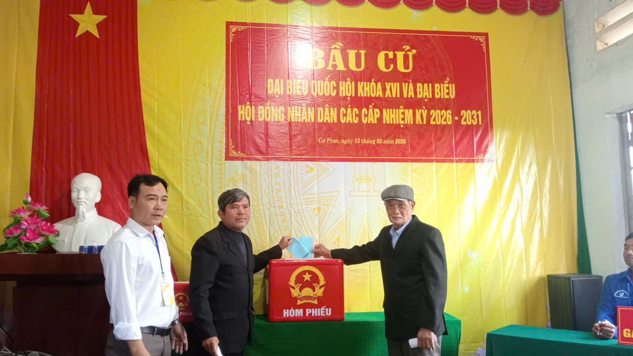 Cử tri xã Krông Nô nô nức tham gia Ngày hội bầu cử
