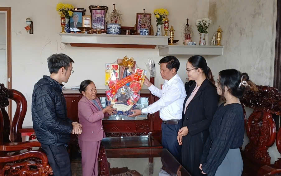 Lãnh đạo xã Krông Nô thăm, tặng quà các gia đình chính sách nhân dịp Tết Nguyên đán Bính Ngọ 2026
